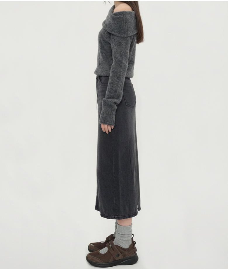 차콜·블랙 톤 미니스커트와 니트 전신 코디 사진