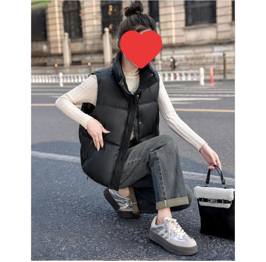 블랙·아이보리 톤 패딩과 셔츠 전신 코디 사진