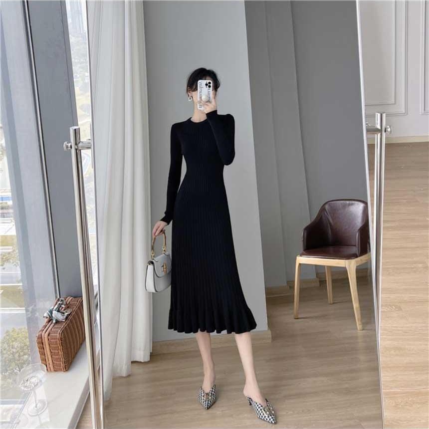 아이보리·차콜 톤 원피스 전신 코디 사진