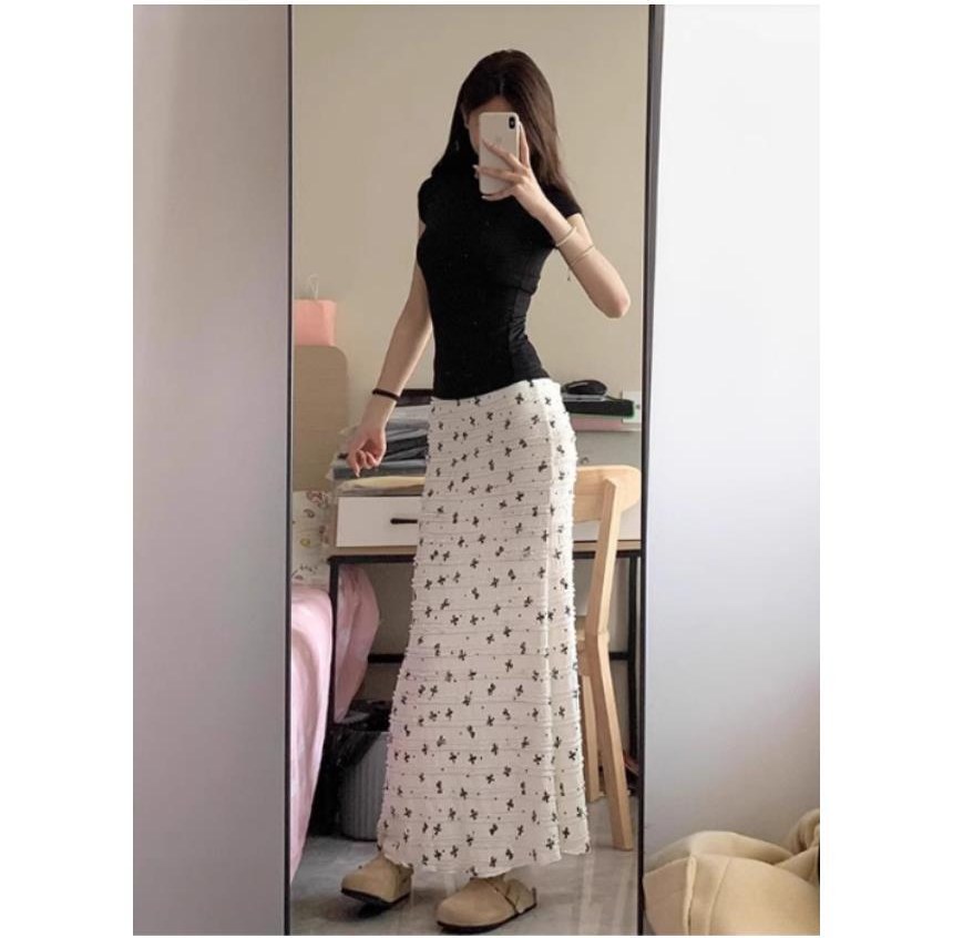 블랙·그레이 톤 롱스커트와 반팔티 전신 코디 사진