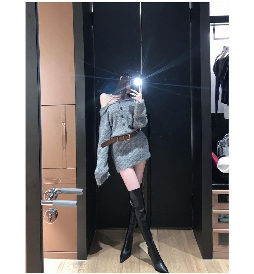스카이블루·그레이 톤 원피스와 니트 전신 코디 사진