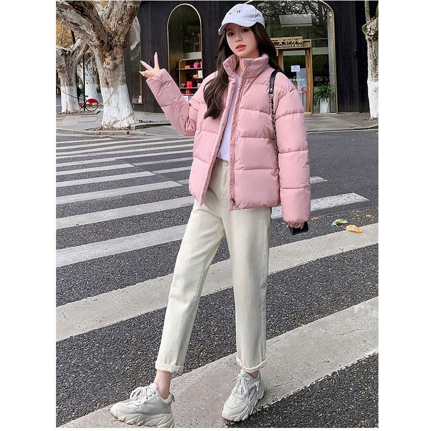 핑크·그레이 톤 패딩과 셔츠 전신 코디 사진