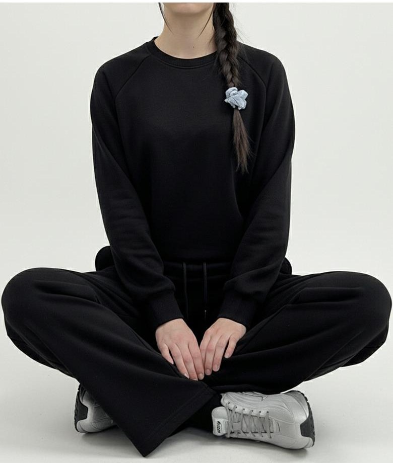 블랙·그레이 톤 청바지와 긴팔티 전신 코디 사진