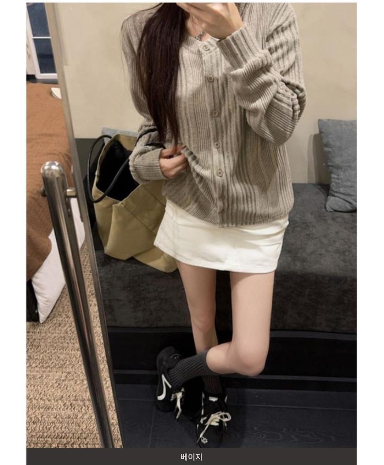 그레이·브라운 톤 가디건과 미니스커트 전신 코디 사진