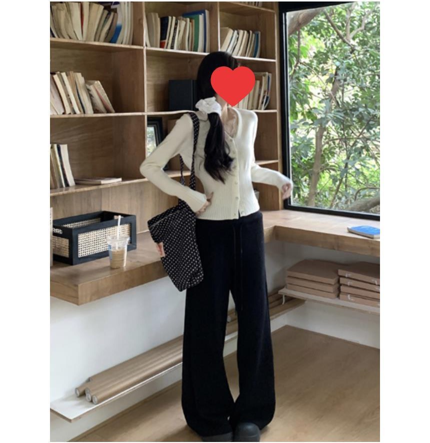 그레이·블랙 톤 가디건과 와이드팬츠 전신 코디 사진