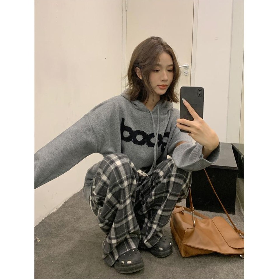 브라운·블랙 톤 니트와 재킷 전신 코디 사진