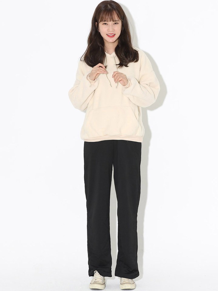 아이보리·차콜 톤 트레이닝팬츠 전신 코디 사진