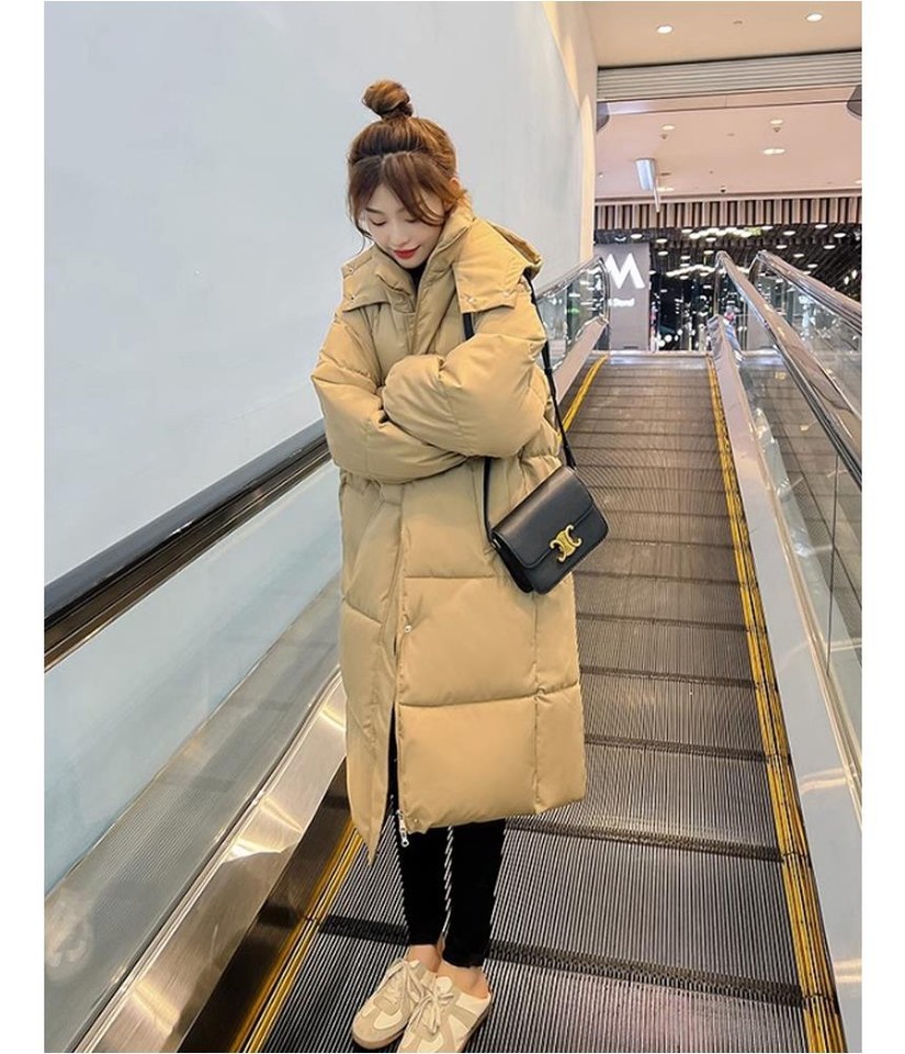 카멜·차콜 톤 패딩과 긴팔티 전신 코디 사진