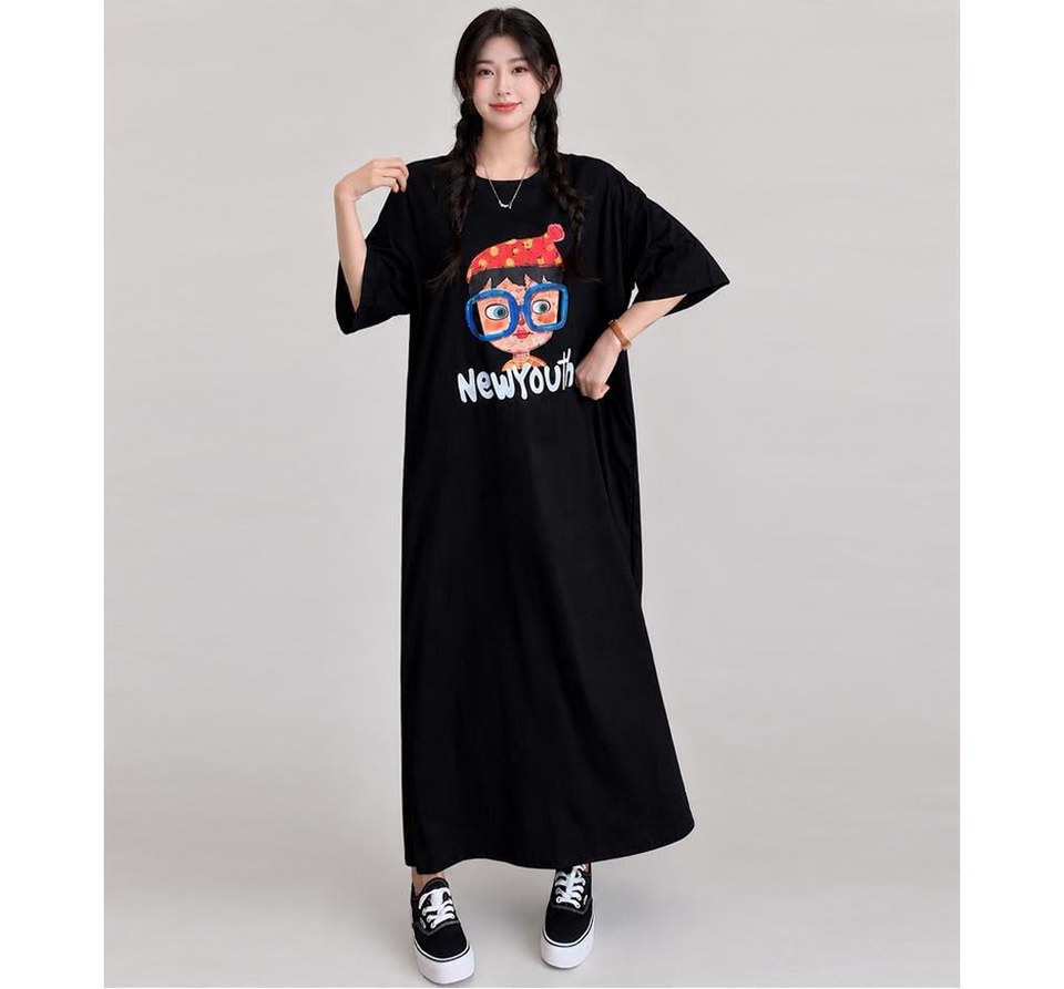 차콜·블랙 톤 원피스 전신 코디 사진