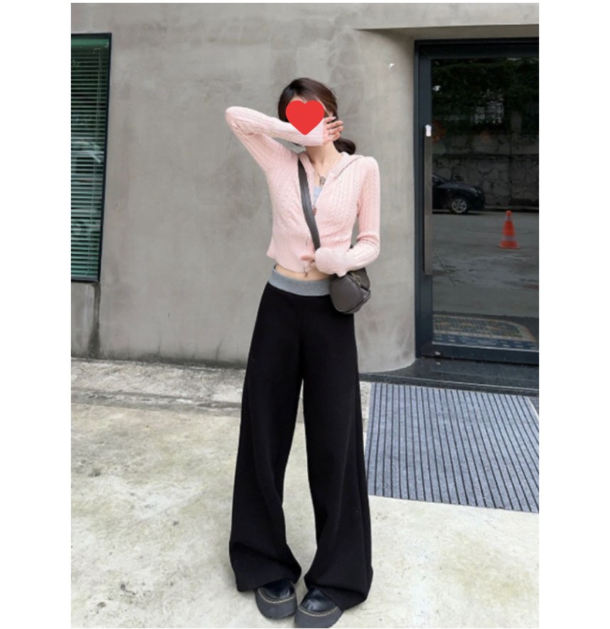 아이보리·화이트 톤 가디건과 와이드팬츠 전신 코디 사진