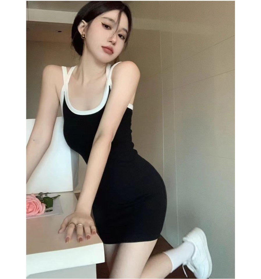 블랙·베이지 톤 미니원피스 전신 코디 사진