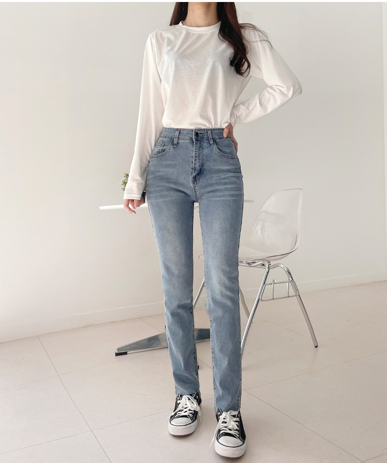 그레이·차콜 톤 청바지와 긴팔티 전신 코디 사진