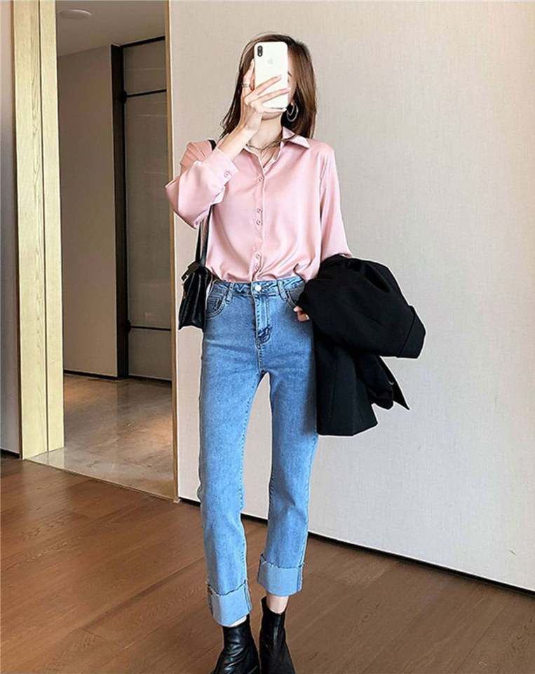 화이트·핑크 톤 블라우스와 청바지 전신 코디 사진