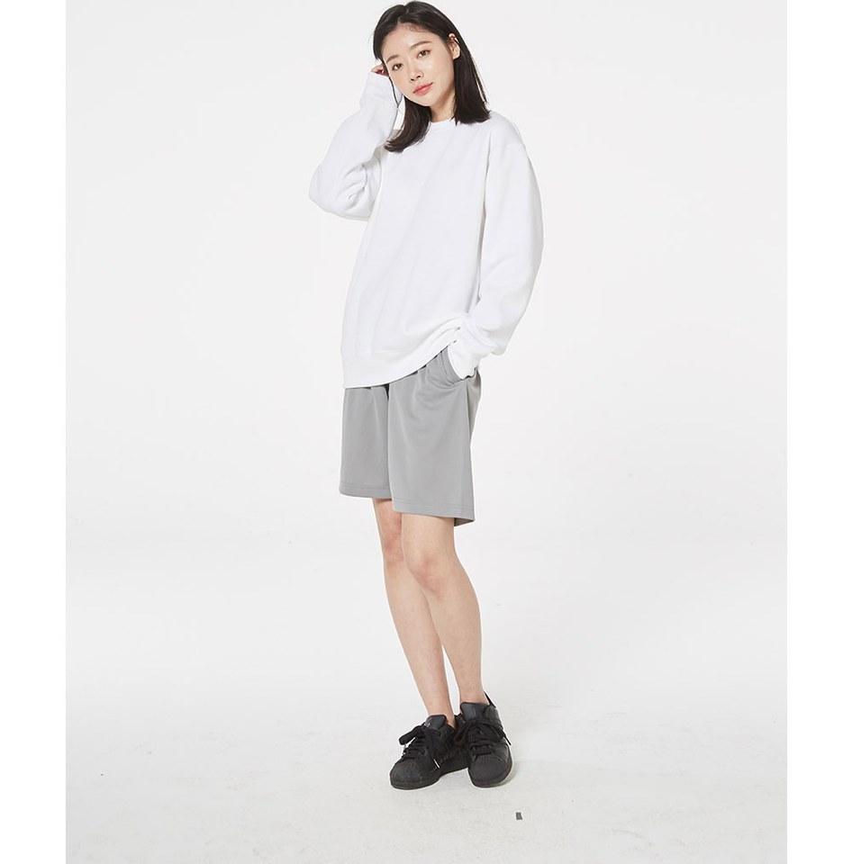 차콜·베이지 톤 반바지와 긴팔티 전신 코디 사진