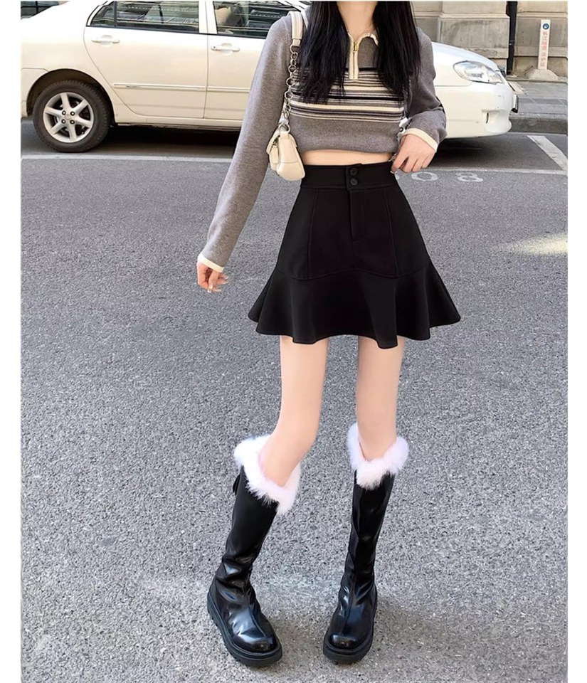 블랙·베이지 톤 미니스커트와 재킷 전신 코디 사진