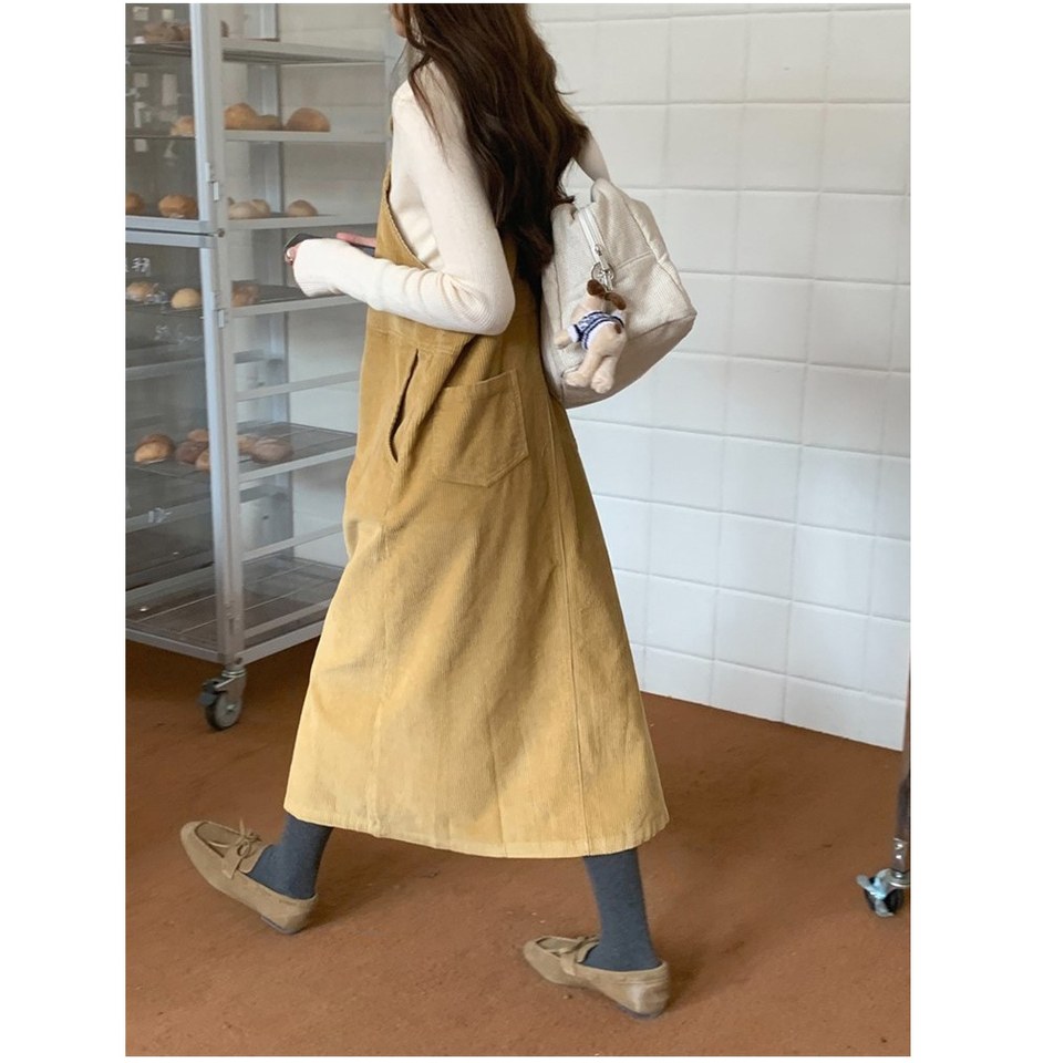 카키·블랙 톤 원피스 전신 코디 사진