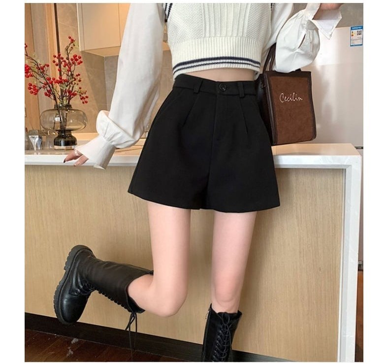 블랙·아이보리 톤 반바지와 니트 전신 코디 사진