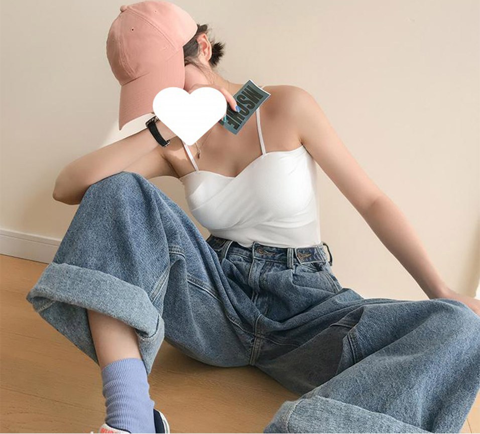 화이트·카멜 톤 민소매와 청바지 전신 코디 사진