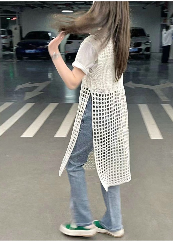 아이보리·그레이 톤 블라우스와 청바지 전신 코디 사진