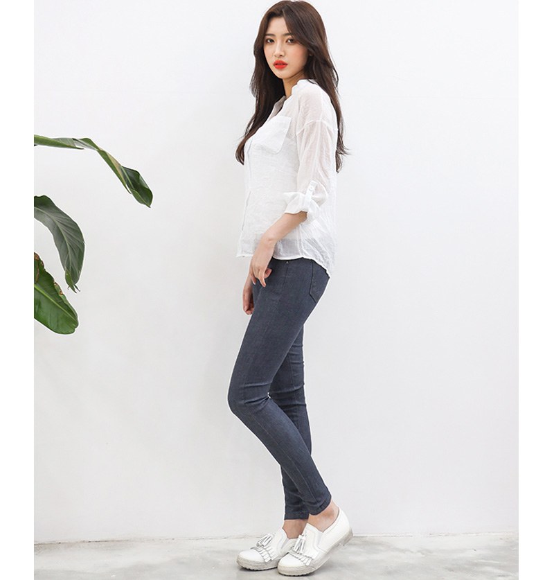 베이지·차콜 톤 청바지와 블라우스 전신 코디 사진