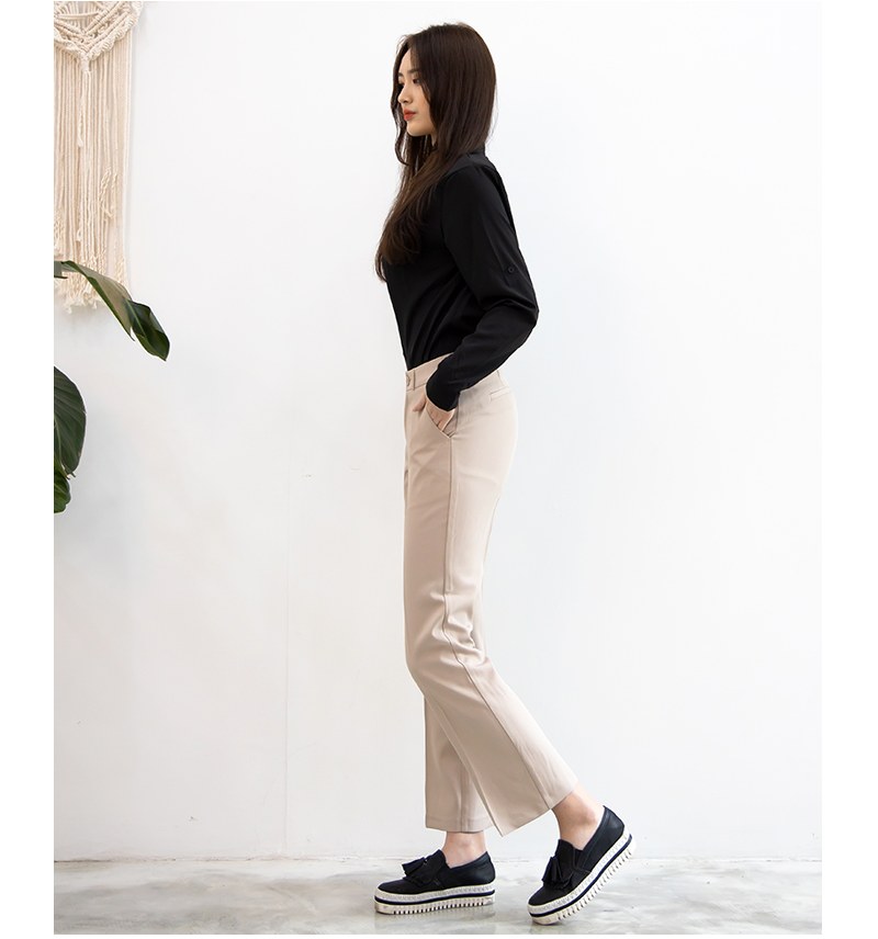 블랙·그레이 톤 슬랙스와 셔츠 전신 코디 사진