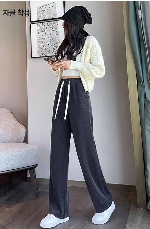 아이보리·블랙 톤 패딩팬츠와 가디건 전신 코디 사진