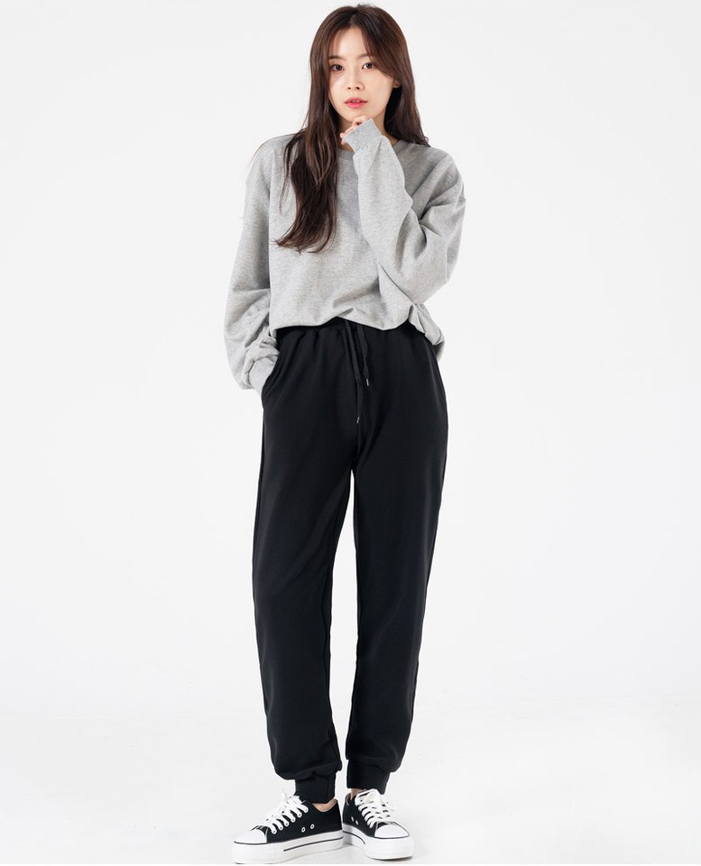 그레이·블랙 톤 슬랙스와 긴팔티 전신 코디 사진