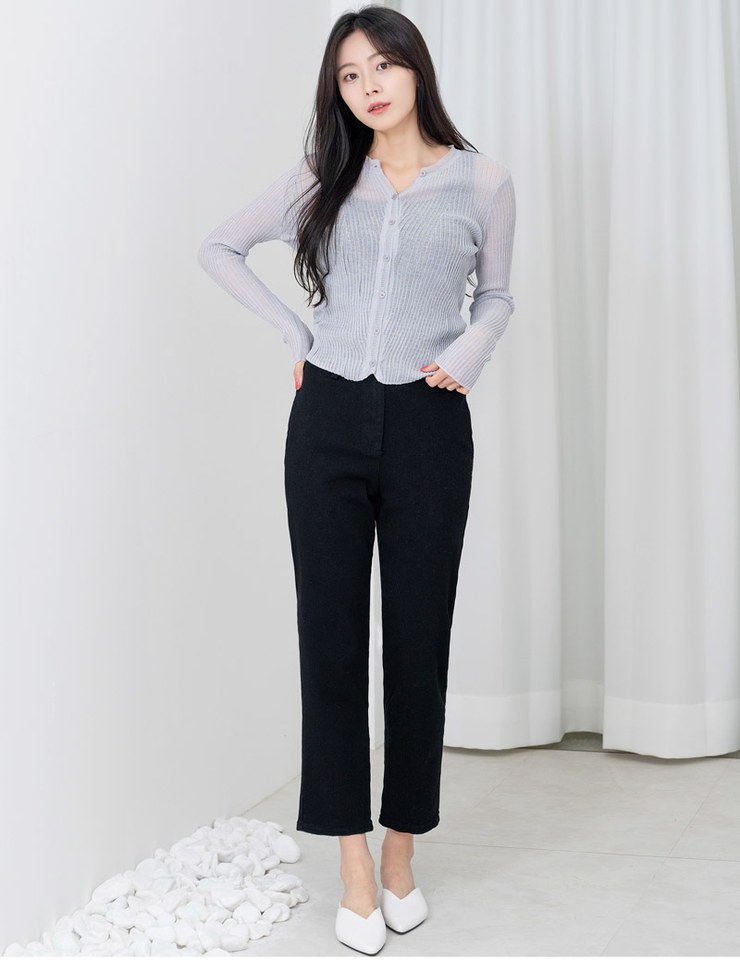 그레이·블랙 톤 슬랙스와 니트 전신 코디 사진