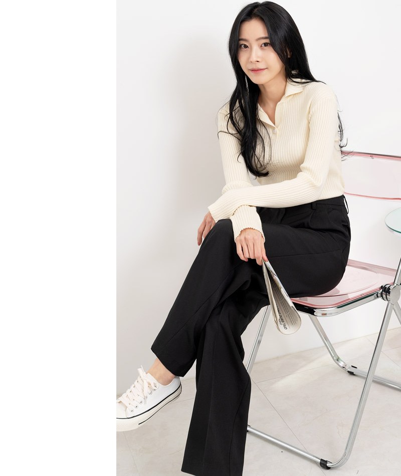 아이보리·블랙 톤 슬랙스와 셔츠 전신 코디 사진