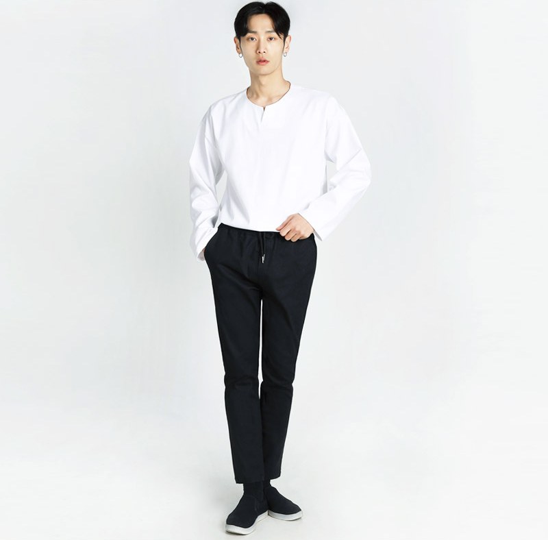 블랙·베이지 톤 슬랙스와 긴팔티 전신 코디 사진