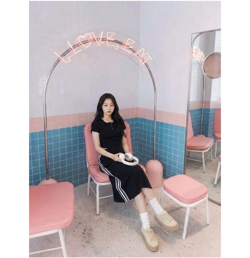블랙·베이지 톤 롱스커트와 반팔티 전신 코디 사진