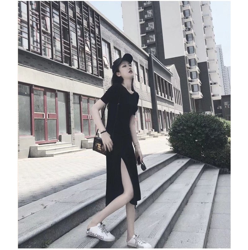 블랙·차콜 톤 롱원피스와 반팔티 전신 코디 사진