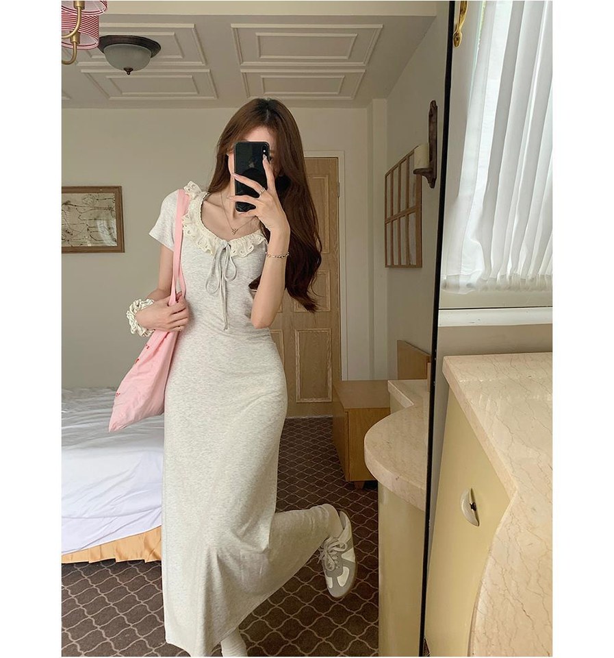 아이보리·그레이 톤 롱원피스 전신 코디 사진