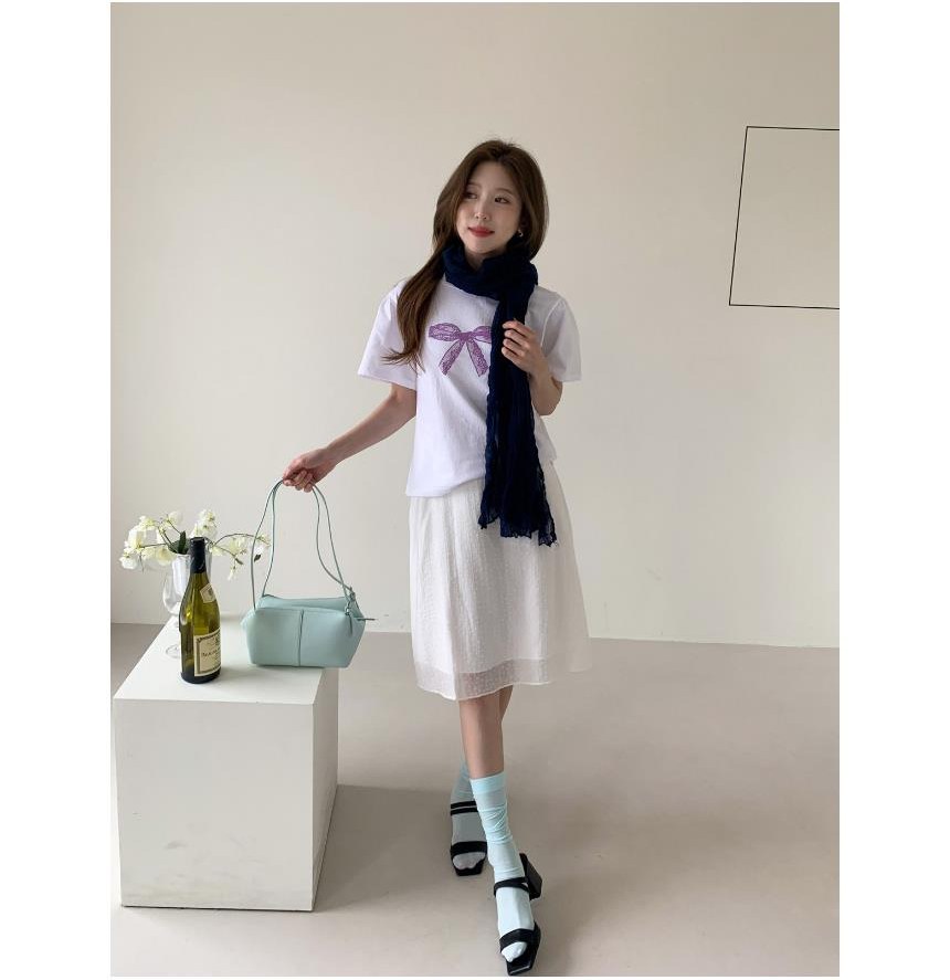 그레이·블랙 톤 롱스커트와 반팔티 전신 코디 사진