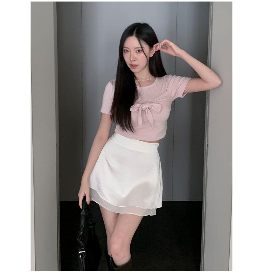 그레이·블랙 톤 롱스커트와 반팔티 전신 코디 사진