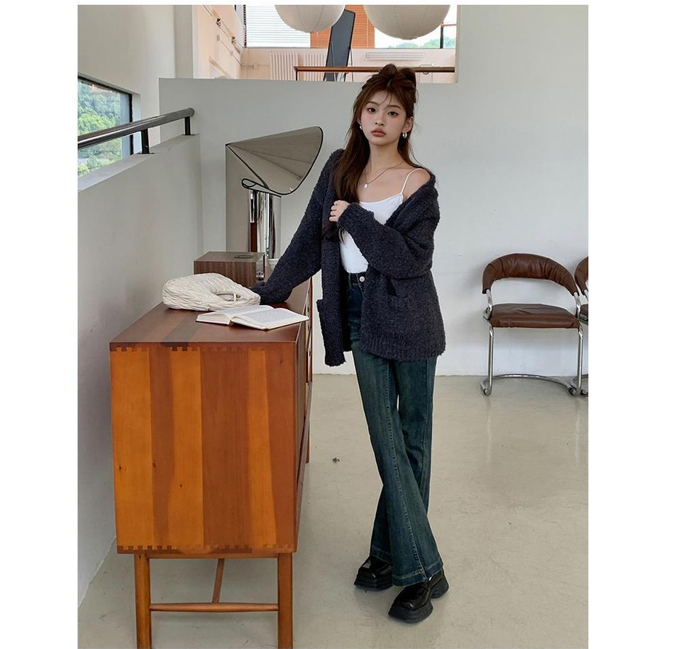 그레이·화이트 톤 가디건과 청바지 전신 코디 사진