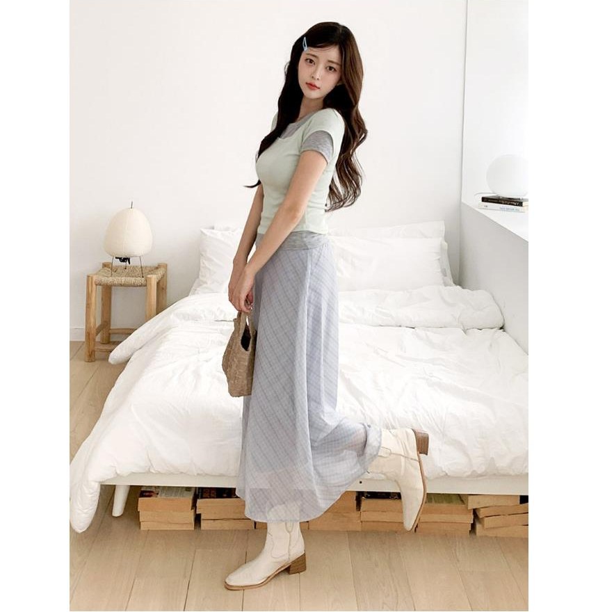 아이보리·카멜 톤 미니스커트와 반팔티 전신 코디 사진