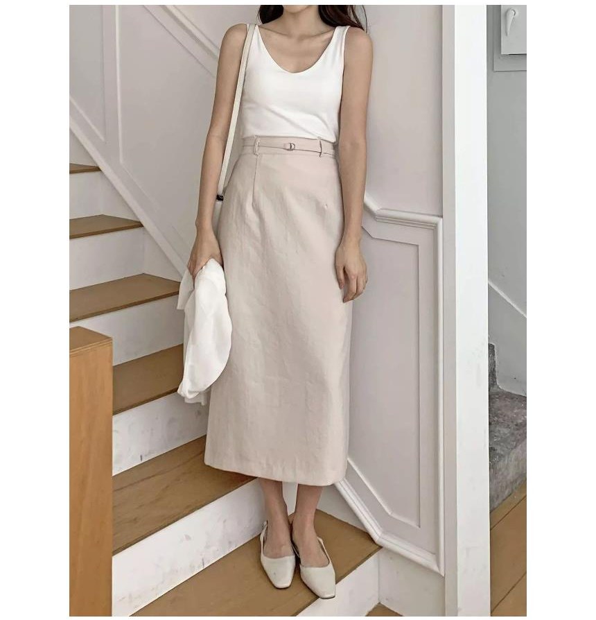 아이보리·화이트 톤 미니스커트 전신 코디 사진