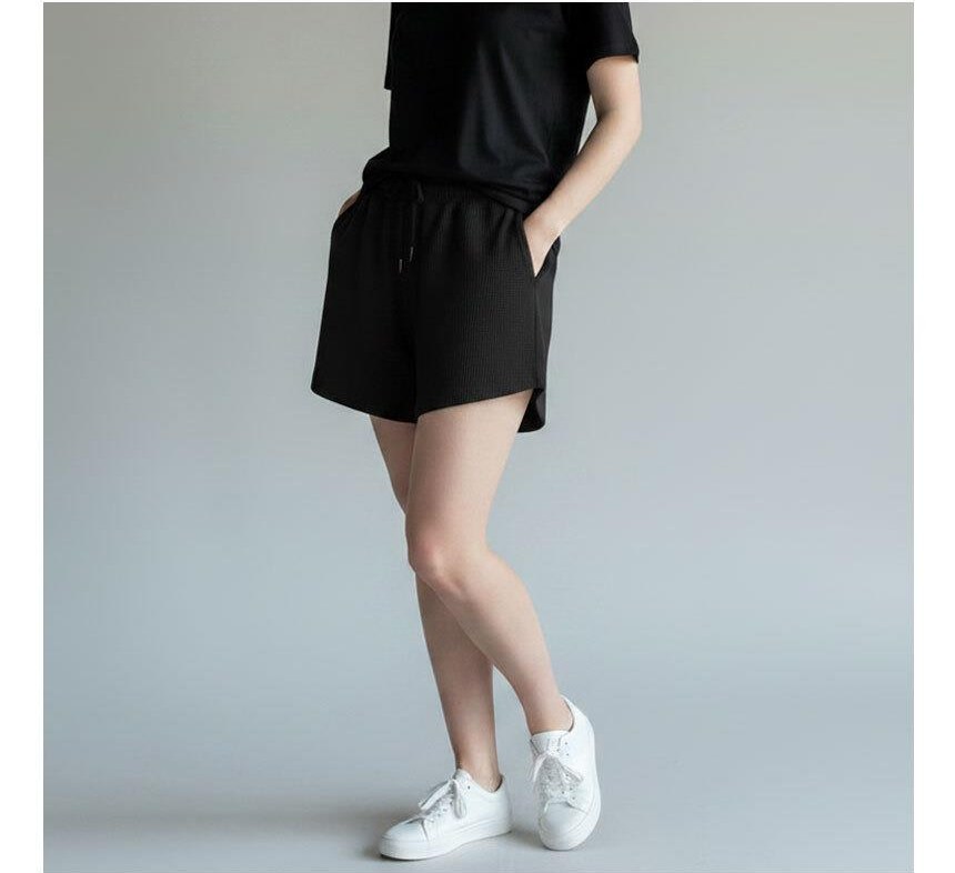 블랙·화이트 톤 반바지와 반팔티 전신 코디 사진