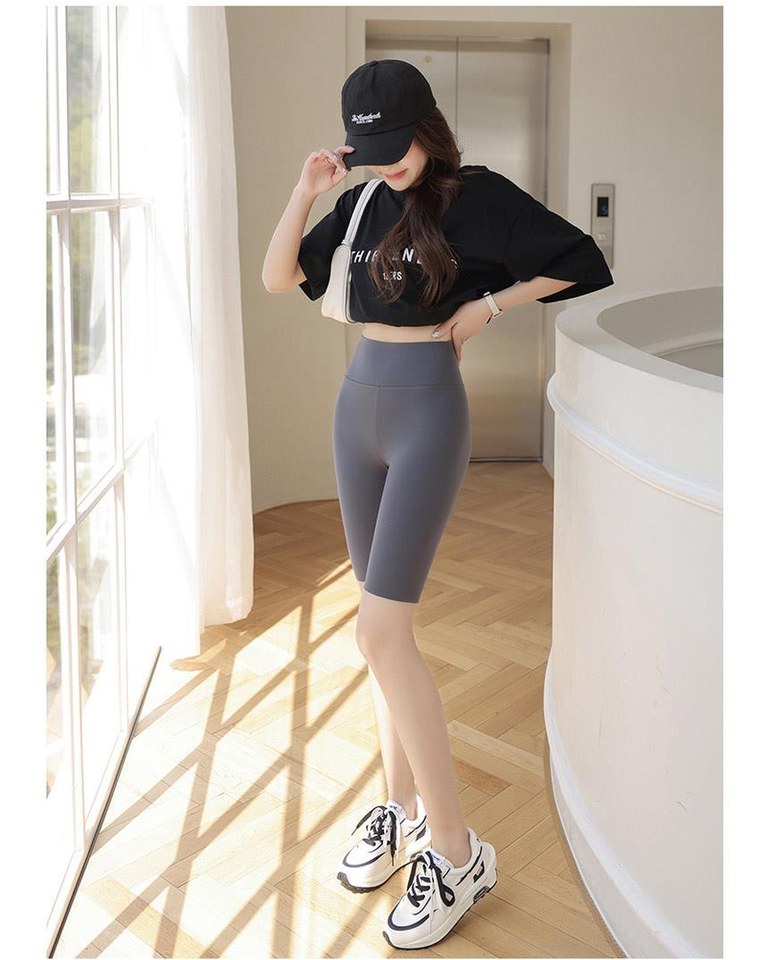 블랙·차콜 톤 레깅스와 반팔티 전신 코디 사진