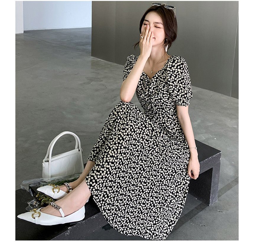 차콜·아이보리 톤 원피스 전신 코디 사진