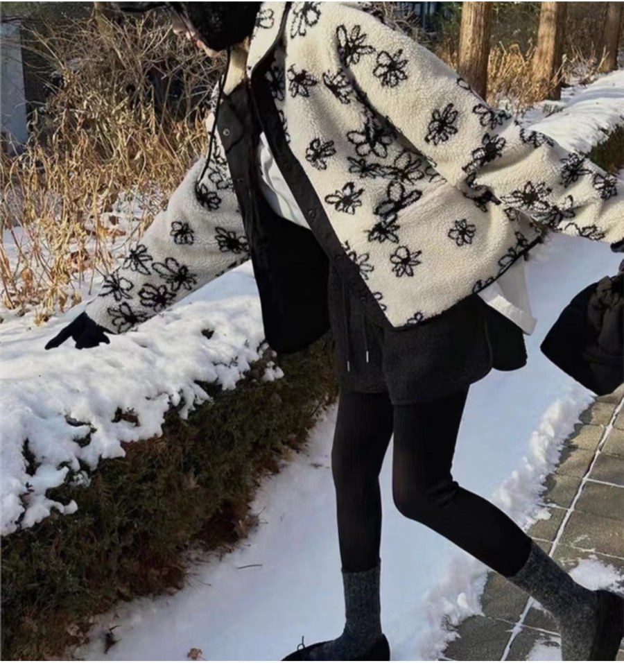 그레이·카키 톤 재킷과 셔츠 전신 코디 사진