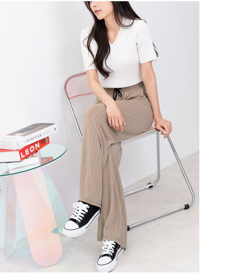 블랙·베이지 톤 청바지와 니트 전신 코디 사진