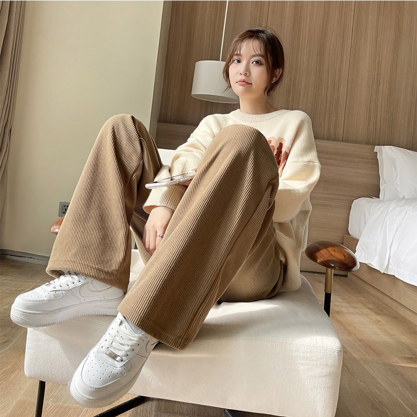 브라운·베이지 톤 와이드팬츠와 가디건 전신 코디 사진