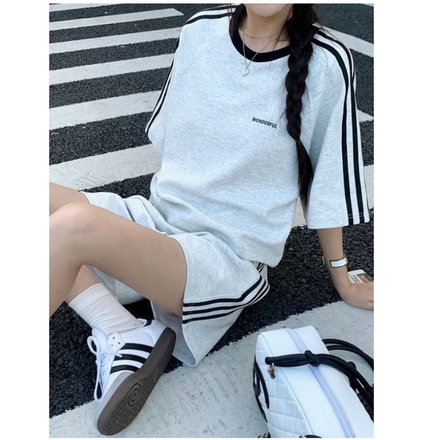 스카이블루·그레이 톤 반바지와 반팔티 전신 코디 사진