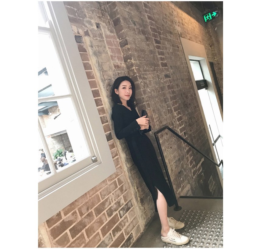차콜·베이지 톤 롱원피스 전신 코디 사진