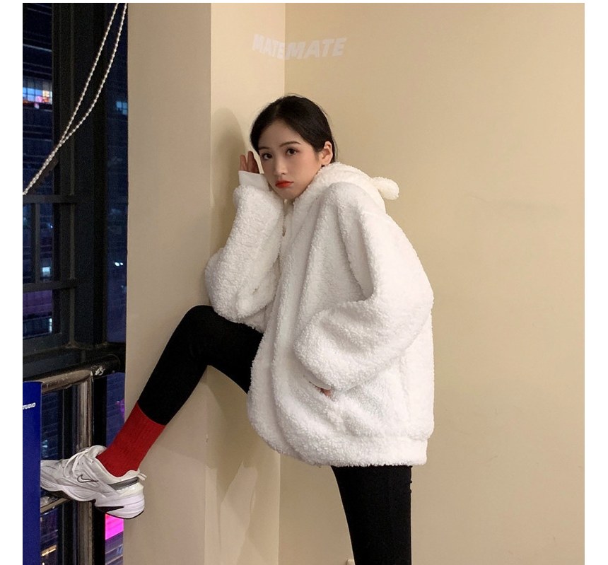아이보리·블랙 톤 플리스와 트레이닝팬츠 전신 코디 사진