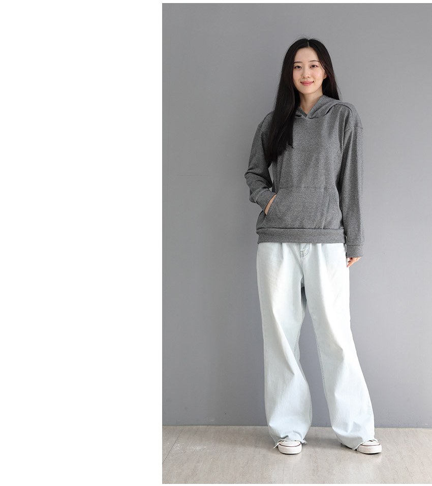 그레이·차콜 톤 후드티와 청바지 전신 코디 사진