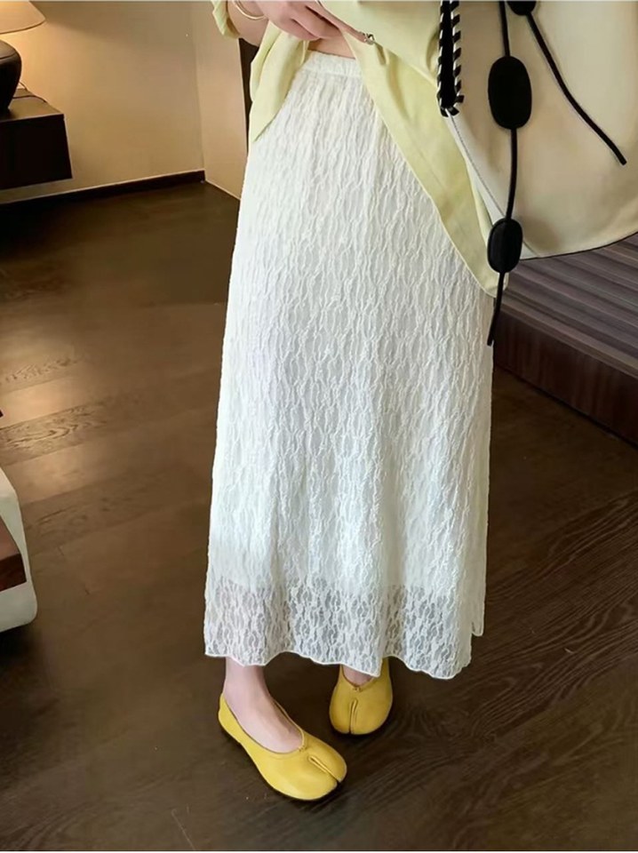 아이보리·베이지 톤 롱스커트와 반팔티 전신 코디 사진