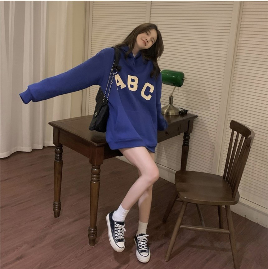 네이비·블랙 톤 후드티 전신 코디 사진